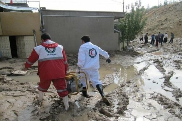 خدمت رسانی ۱۰ تیم درمان اضطراری هلال احمر در مناطق سیل زده لرستان